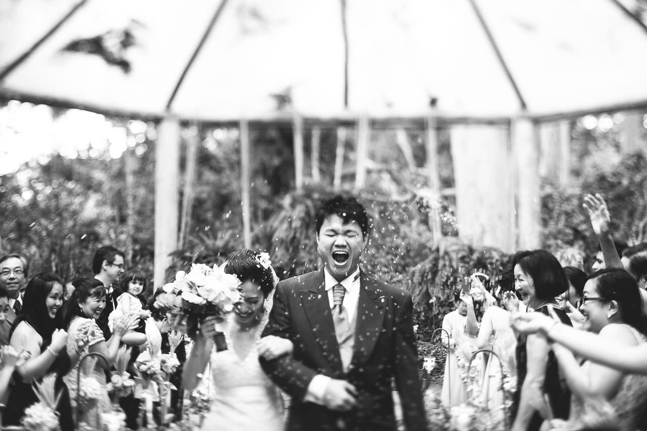 Noivos saindo da cerimônia chuva de arroz
