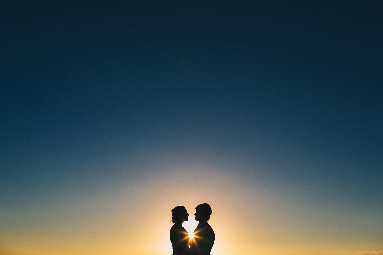 casal noivos silhueta por do sol contra luz