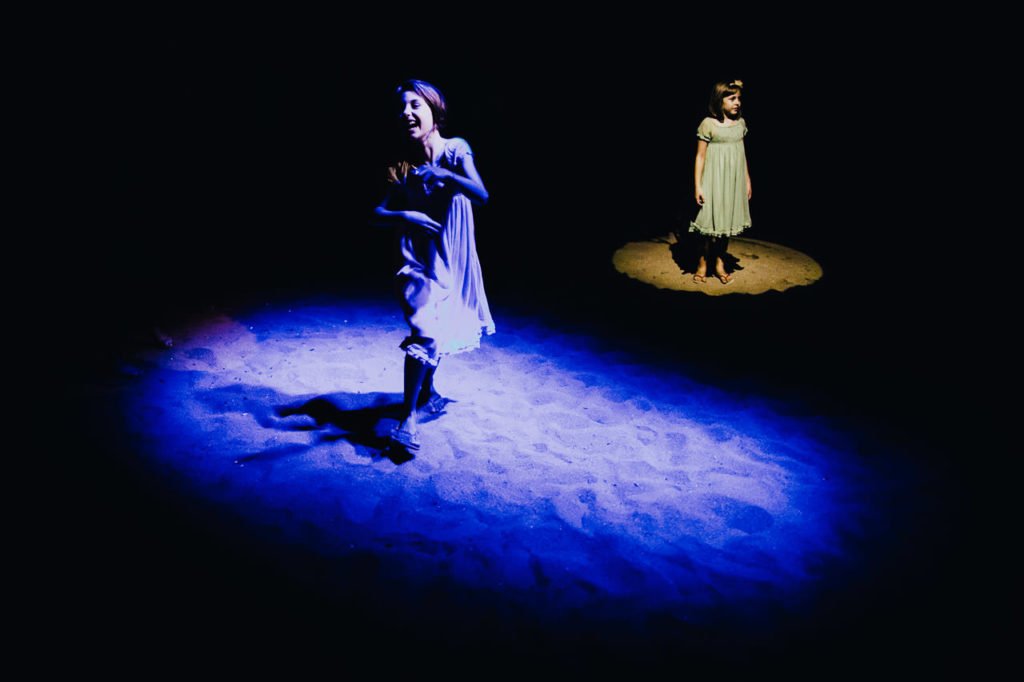 crianças dançando em festa de casamento