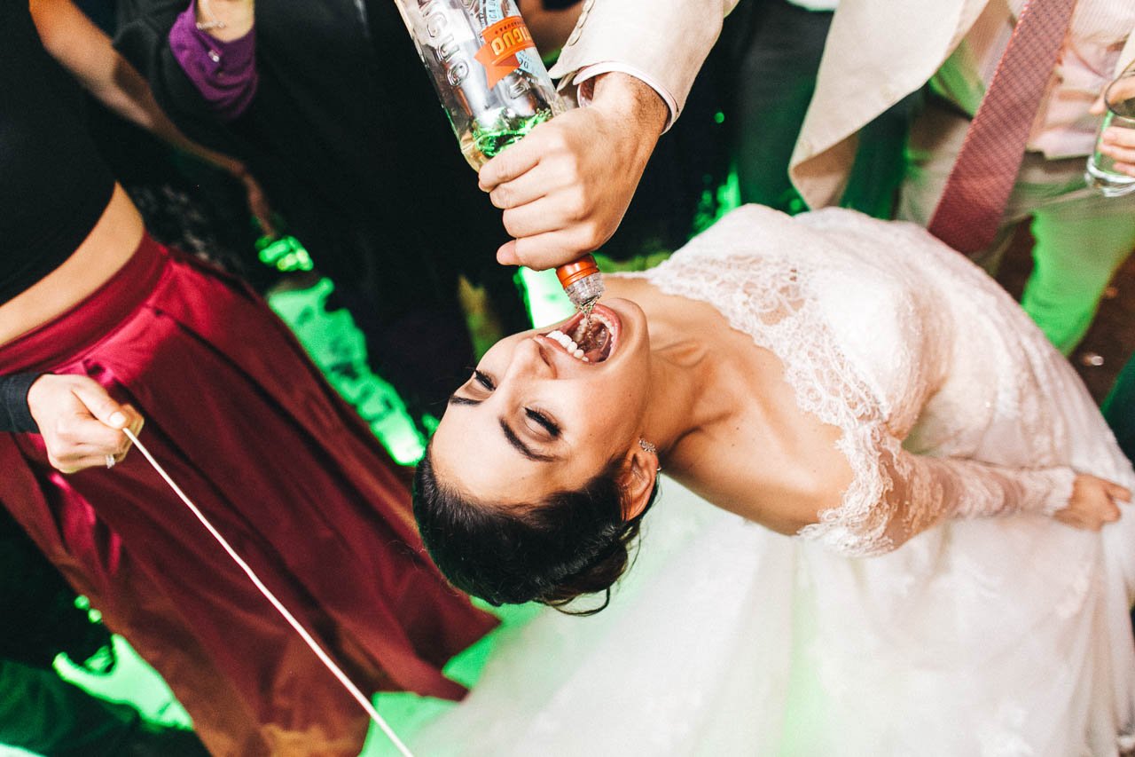 noiva bebendo tequila pista de danca festa de casamento