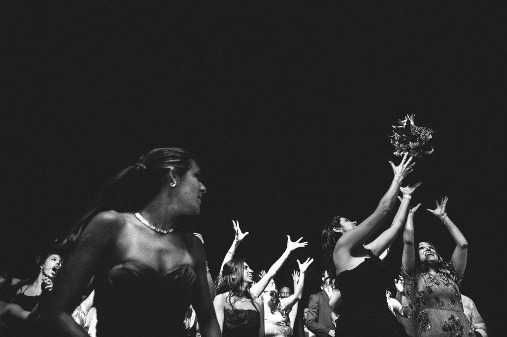 noivas joga o bouquet buque