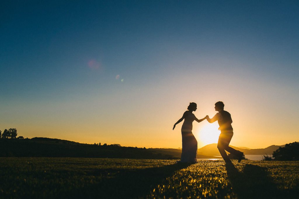 noivos dancando no por do sol casamento no interior de sao paulo piracaia