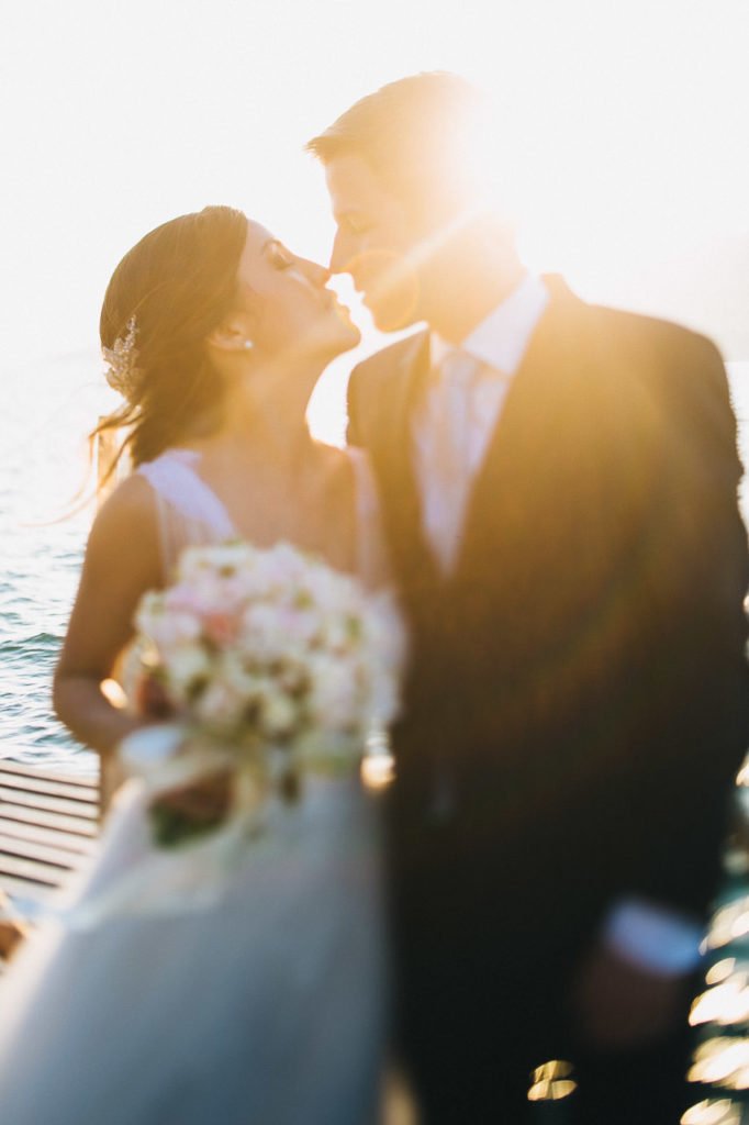 retrato dos noivos no por do sol em ilhabela litoral de sao paulo casamento na praia