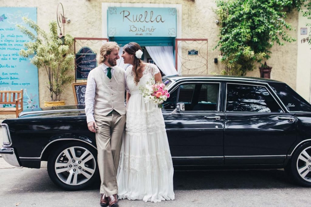 Noivos em frente ao local do casamento Ruella Bistro carro da noiva foi um Landau