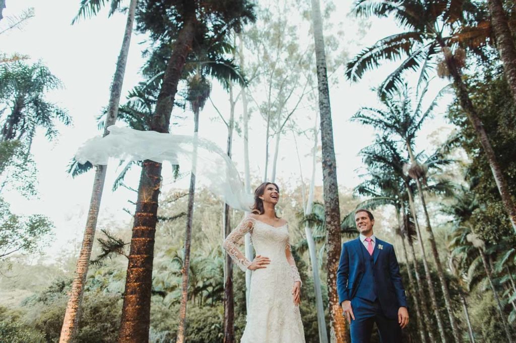 Noivo e noiva na fazenda vila rica com o véu voando