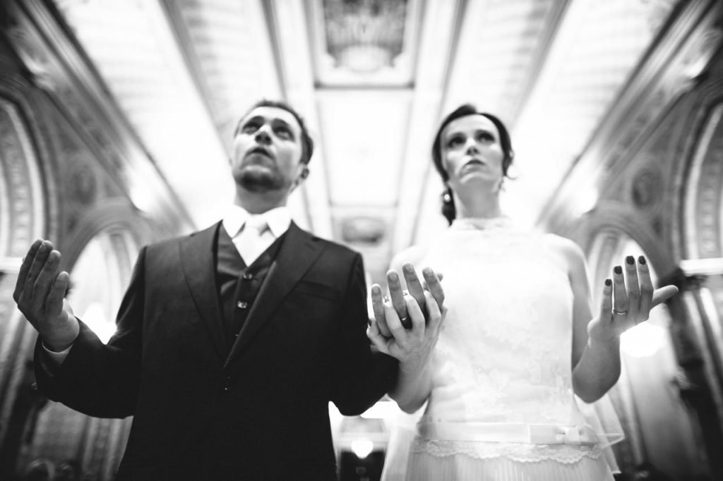 casal casamento orando na igreja