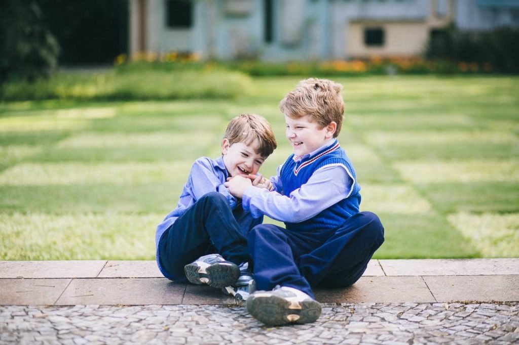 meninos brincando no parque