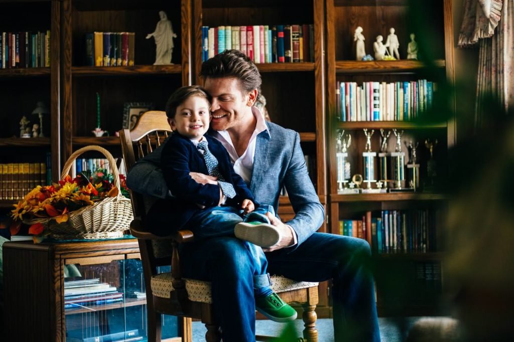 pai e filho na biblioteca