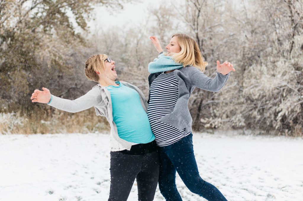 foto de gestante pulando