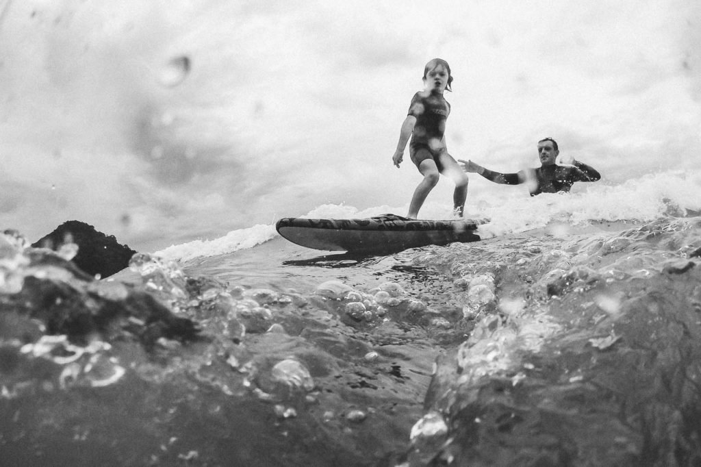 foto de familia na praia surfando
