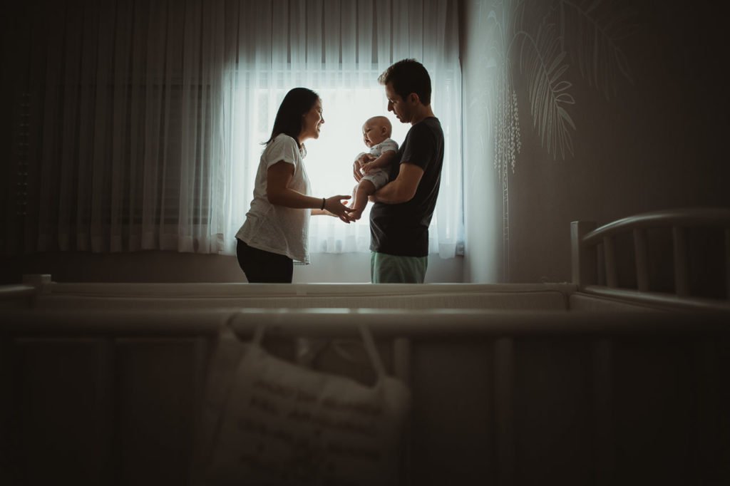 fotografia de familia mae pai e bebê em casa